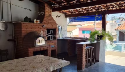 Sobrado no bairro Mauá com muito espaço.