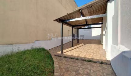 Casa térrea com 02 dormitórios, 01 suíte e 03 vagas de garagem no Bairro Barcelona