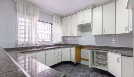 Sobrado para venda, 250m² com 3 quartos!