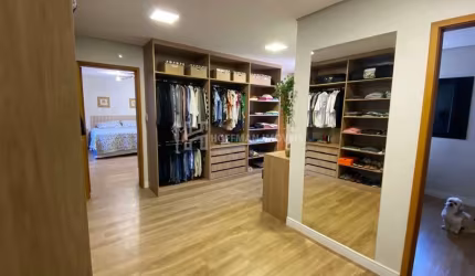 Casa ampla com Piscina, churrasqueira, closet!