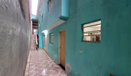 Casa com 4 dormitórios, 2 banheiros e 2 vagas cobertas no Jardim Marek em Santo André. Imóvel ideal para renda!