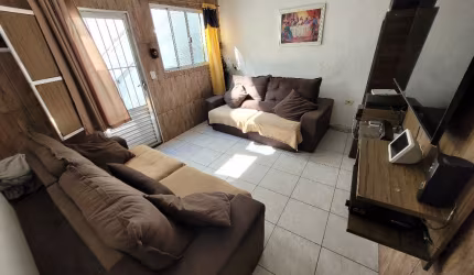 Casa Assobradada à Venda com 4 Quartos e 2 WC's no Condomínio Maracanã