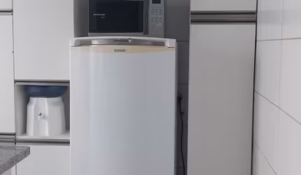 ( Não aluga mensal )  Alugo mobiliado apartamento no cond recanto do sol., 2 quartos, 1 cama casal, 1 guarda roupa de casa com espelhos, ar split, cortina, tela, ventilador de teto, 1 cama solteiro, a