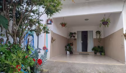 Casa Usada para Venda em Curitiba, Campo Comprido, 2 dormitórios, 1 banheiro, 2 vagas