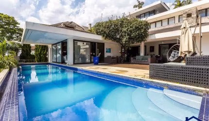Belissima Casa de Condominio Para Venda e Locacao de 796m², 5 Suites, Vista Panoramica e 4 Vagas No Res. 8, Alphaville Sp