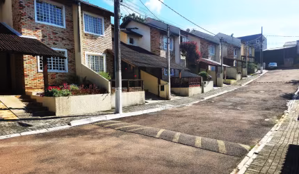 Sobrado em Condomínio Fechado - Santa Cândida