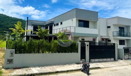 Casa com 5 quartos para alugar na Dr. Antônio Luiz Moura Gonzaga, 3156, Rio Tavares, Florianópolis por R$ 17.000
