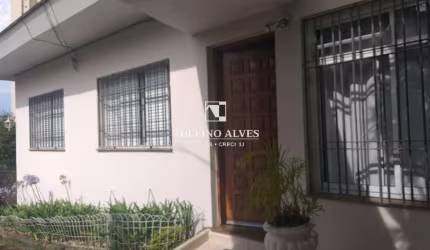 Casa de Esquina, na saúde com 6 vagas