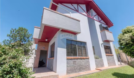 Casa com Mirante - 477 m2 - 5 Quartos - 2 Suítes -