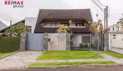 Casa com quintal, 4 quartos, 4 salas, vagas pra 7 carros, no Bairro Jardim das Américas com 597m2 de terreno e 336m2 de construção, Curitiba PR