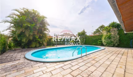 Casa térrea à venda com piscina, 374m2, 5 quartos (2 suítes), 9 vagas de garagem, área gourmet