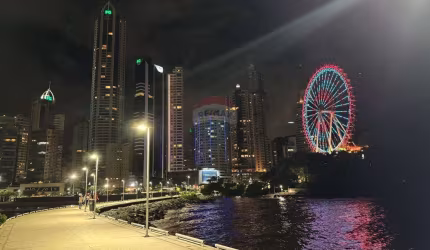 Apartamento em Balneário Camboriú na Quadra Mar da Barra Norte, Edifício Skyline Tower, com 151m2, 4 suítes, 2 vagas de garagem