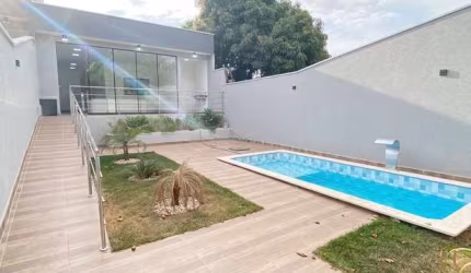 Casa com 3 Quartos e 4 banheiros à Venda, 337 m² - c/ piscina - Senador Canedo
