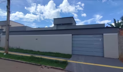 Casa com 3 quartos e piscina 
