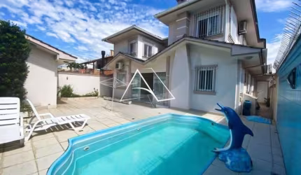 Casa para Venda em Palhoça, Centro, 3 dormitórios, 3 suítes, 4 banheiros, 4 vagas