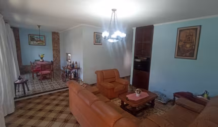 Ótima e Espaçosa Casa Térrea à Venda