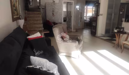 Casa em condomínio fechado no bairro Ecoville com 3 dormitórios, sendo 01 suíte com hidromassagem.
