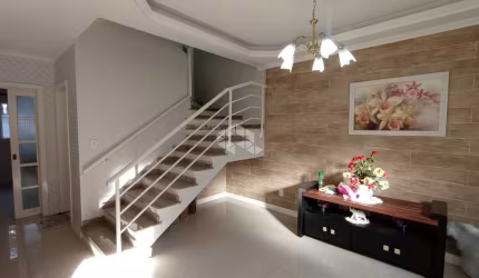 CASA 3 DORMITÓRIOS, 3 BANHEIROS E 2 VAGAS