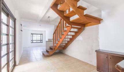 Casa 4 dormitórios com vaga de garagem no Bairro Jardim Itú.