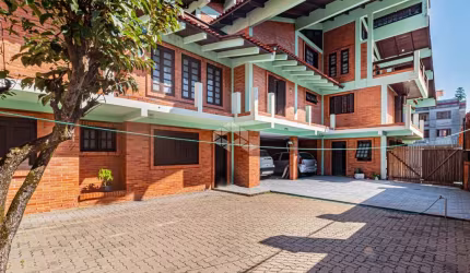 CASA DE ESQUINA COM 3 DORMITÓRIOS, 2 SUÍTES NO BAIRRO PLANALTO