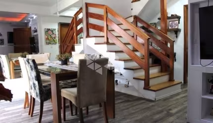 Casa sobrado com 3 dormitórios no bairro Jardim São Pedro.