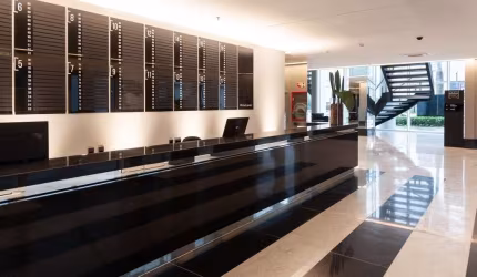 Sala comercial com vaga de garagem/box na Chácara das Pedras.