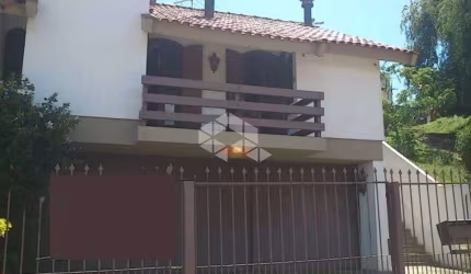 Casa 4 dormitórios com vaga de garagem no Bairro Jardim Lindóia.