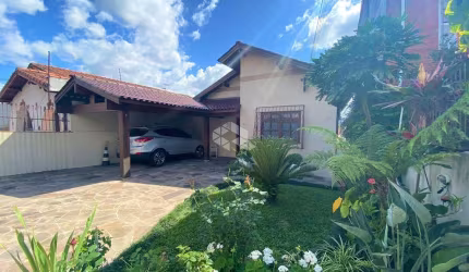 Casa semimobiliada com 3 quartos, 2 banheiros e 2 vagas