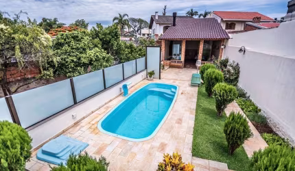 CASA DE 300M² COM 4 DORMITÓRIOS, SENDO 1 SUÍTE, 4 BANHEIROS E 2 VAGAS