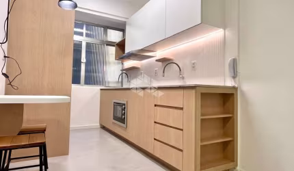 Apartamento um quarto, reformado, na Cidade Baixa