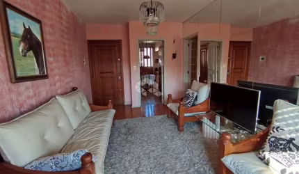Apartamento 3 dormitórios com 1 suíte e vaga de garagem  Bairro Menino Deus