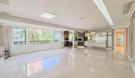 Apartamento três quartos no Jardim Europa