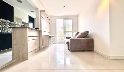 Apartamento com três quartos, sacada e churrasqueira, perto do Iguatemi