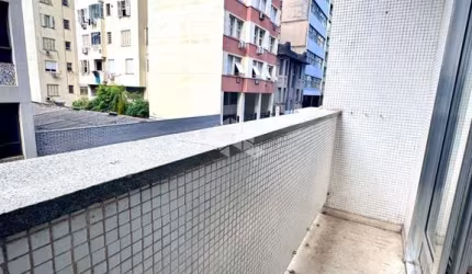 Apartamento com três quartos e sacada no Centro Histórico