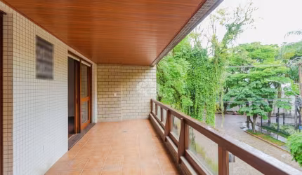 Cobertura com três suítes e amplo terraço com piscina, no Petrópolis