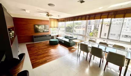Apartamento com três quartos, churrasqueira e duas vagas, no Moinhos de Vento