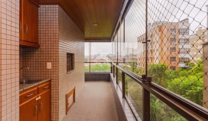 Apartamento com 113m², churrasqueira e quatro vagas, no Petrópolis