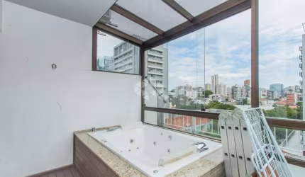 Cobertura no bairro Auxiliadora, com duas vagas e linda vista