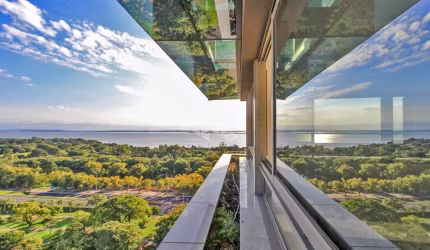 Apartamento com três suítes e vista pro Guaíba