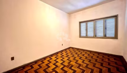 Sobrado 03 quartos com loja  térrea e estacionamento.