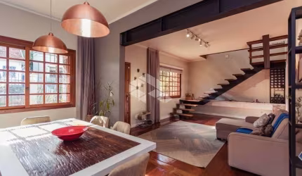 CASA 3 DORMITÓRIOS,SENDO 1 SUÍTE  COM 300m2 LAREIRA, PISCINA , SACADA JARDIM LINDÓIA