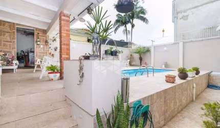 Casa sobrado com 4 quartos, 1 suíte com sacada,2 vagas cobertas e fechadas, no bairro Espírito Santo zona sul de Porto Alegre.