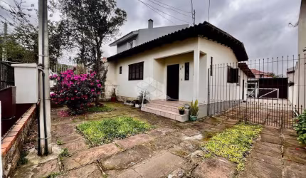 Casa com 3 quartos sendo 1 suíte mais 2 banheiros, com outra casa de 1 quarto e 1 banheiro nos fundos