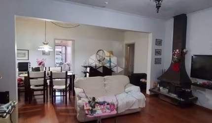Casa 4 quartos sendo suíte, com lareira na sala, garagem para 4 carros, churrasqueira, deposito no Jardim Lindóia