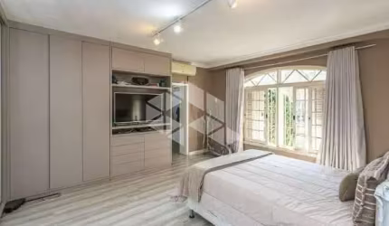 CASA COM 5 QUARTOS SENDO 3 SUÍTES C CLOSET E UMA MASTER 420 ÁREA CONSTRUÍDA, PISCINA JARDIM LINDÓIA