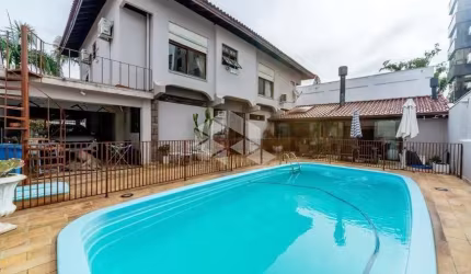 Casa com 3 quartos, 3 suítes e 4 vagas no bairro Jardim Lindóia em Porto Alegre-RS!