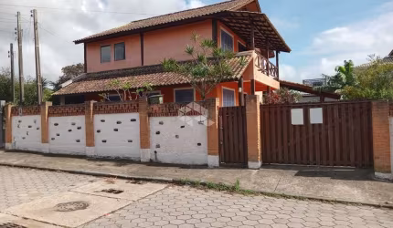 Casa com dois quartos, sendo uma suite, na rua da praia, com , garagem.