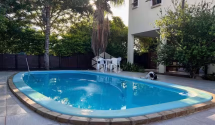 Casa com 4 dormitórios e piscina em Bairro seguro e px ao Centro de Floripa