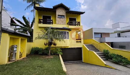 Casa para venda no condominio Aruã com 03 dormitórios e fundo reserva.