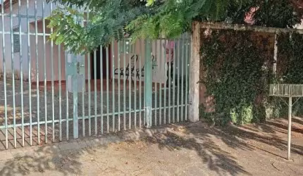 CASA COM TRÊS QUARTOS - TERRENO INTEIRO - À VENDA EM BIRIGUI - BAIRRO IZABEL MARIN